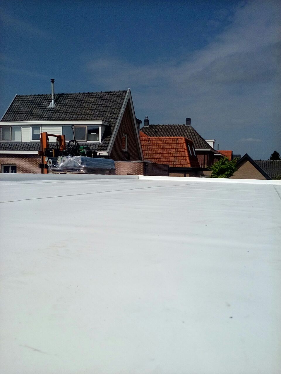 Een prachtig witte kunststofdakbedekking gelegd door de dakspecialist Leusden in Leusden zuid