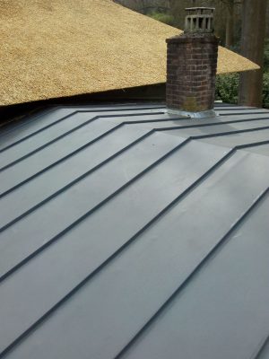 PVC dak met roeven kleur antraciet gemonteerd in de Treek te Leusden   Ben je op zoek naar een betrouwbare dakdekker in Leusden? Dan ben je bij ons aan het juiste adres! Wij hebben recentelijk een project afgerond waarbij we een prachtig PVC dak met roeven in de kleur antraciet hebben gemonteerd in de Treek te Leusden.   Een PVC dak is een duurzame en onderhoudsvriendelijke keuze voor jouw woning of bedrijfspand. Het biedt uitstekende bescherming tegen verschillende weersomstandigheden en heeft een lange levensduur. Daarnaast zorgt de antracieten kleur van de roeven voor een moderne en strakke uitstraling.   Ons team van ervaren en professionele dakdekkers staat klaar om jouw dakproject in Leusden tot in perfectie uit te voeren. Met jarenlange expertise en gebruik van hoogwaardige materialen garanderen wij vakmanschap en kwaliteit.   Waarom zou je kiezen voor ons als dakdekker in Leusden?   Wij zijn gespecialiseerd in PVC daken met roeven in diverse kleuren, waaronder antraciet. Onze dakdekkers hebben ruime ervaring en zijn gecertificeerd. Wij bieden een uitstekende prijs-kwaliteitverhouding. Wij streven naar volledige klanttevredenheid en luisteren naar jouw wensen en behoeften.    Dakdekker Leusden, Dakdekker Leusden, Dakdekker Leusden. Als je op zoek bent naar een professionele dakdekker in Leusden die vakkundig een PVC dak met roeven kleur antraciet kan monteren, dan staan wij voor je klaar!   Neem vandaag nog contact met ons op voor een vrijblijvende offerte of meer informatie over onze diensten. Wij helpen je graag verder!   Kies voor vakmanschap, kies voor de beste dakdekker in Leusden!